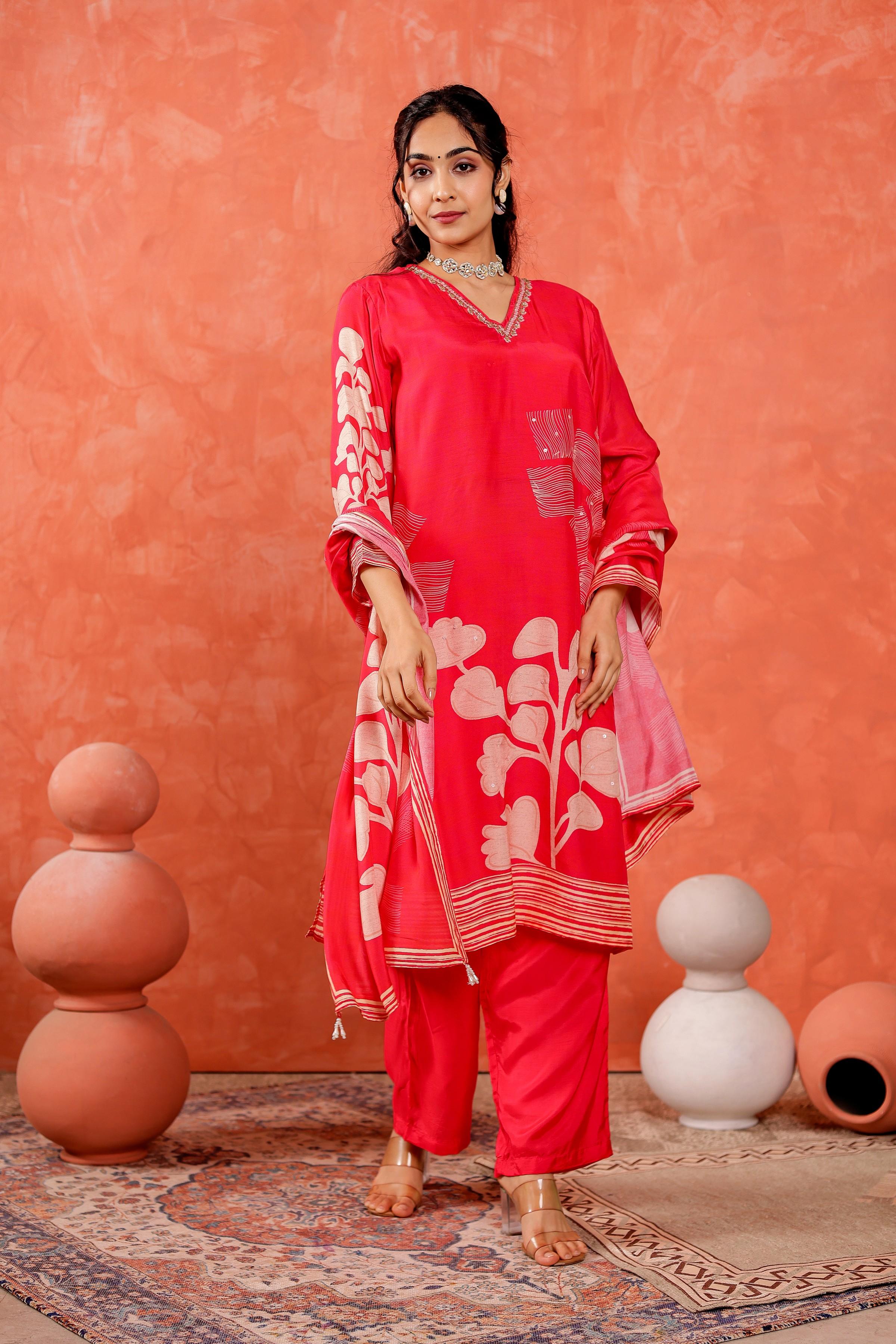 VASVI Women Floral Printed Regular Beads and Stones Kurta with Trousers & With Dupatta