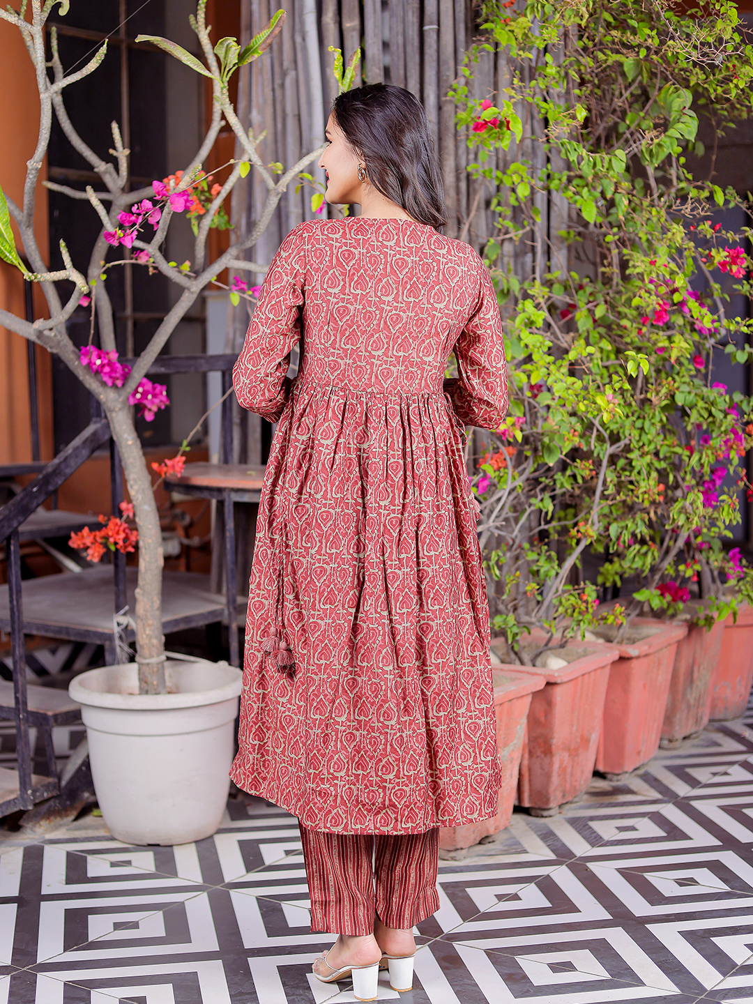 Women Floral Printed Regular Thread Work Kurta with Pyjamas & With Dupatta