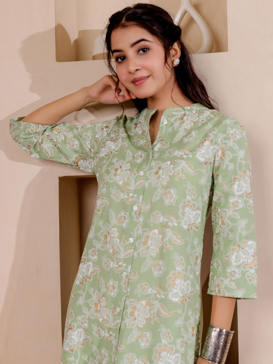Women Rayon Floral Printed Mandarin Collar Straight Kurta